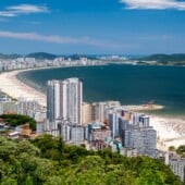 Imagem que ilustra matéria sobre casa ou apartamento na praia mostra a vista de Santos - SP